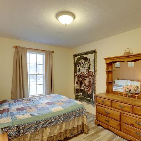 Riverfront Hot Springs Cabin With Private Hot Tub! Exterior photo