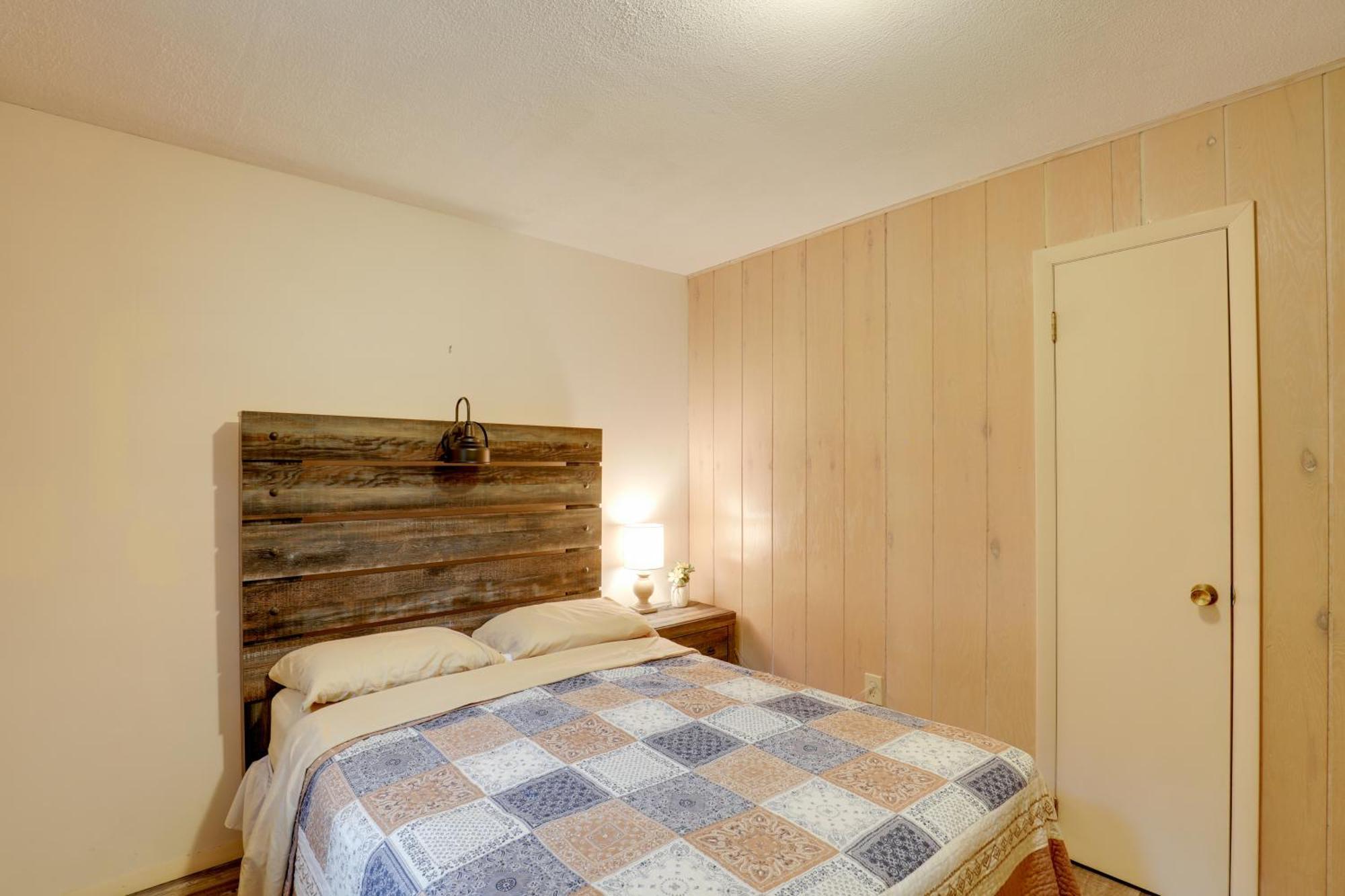 Riverfront Hot Springs Cabin With Private Hot Tub! Exterior photo