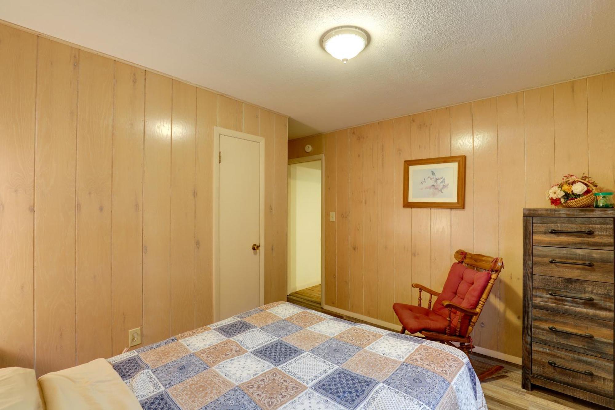 Riverfront Hot Springs Cabin With Private Hot Tub! Exterior photo