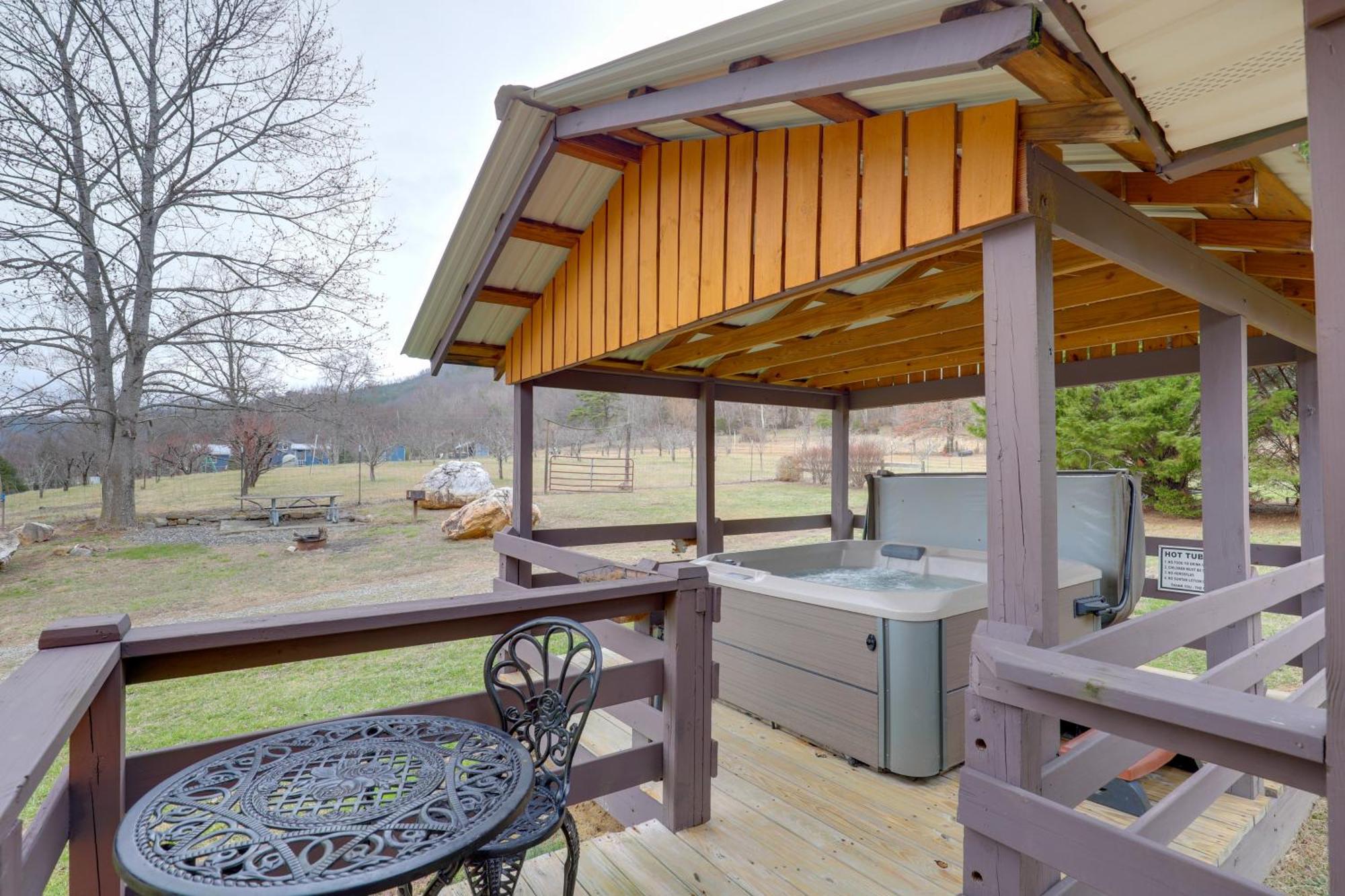Riverfront Hot Springs Cabin With Private Hot Tub! Exterior photo