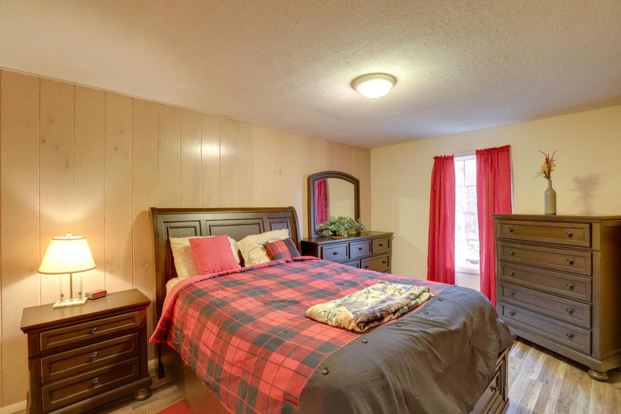 Riverfront Hot Springs Cabin With Private Hot Tub! Exterior photo