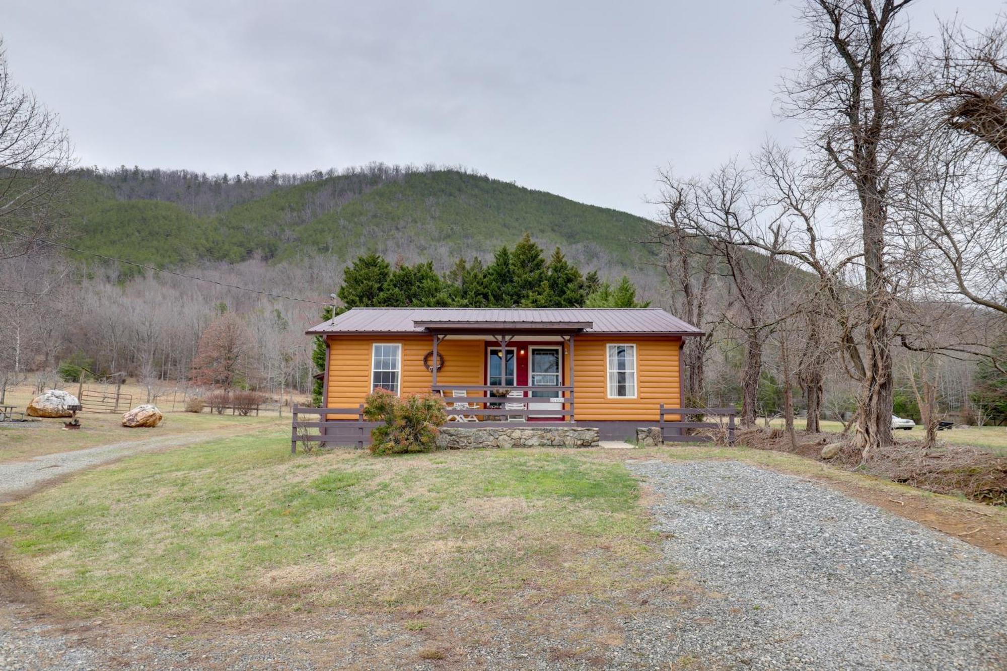 Riverfront Hot Springs Cabin With Private Hot Tub! Exterior photo