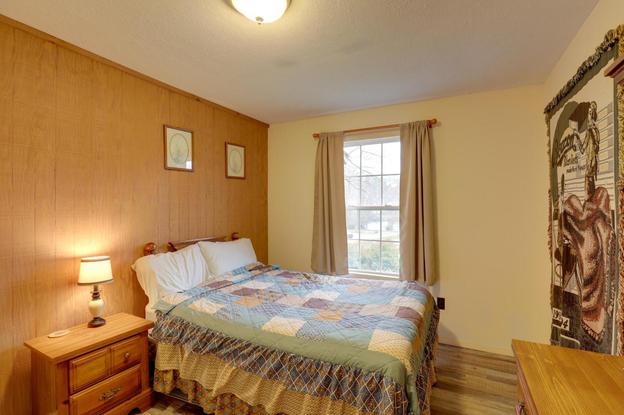 Riverfront Hot Springs Cabin With Private Hot Tub! Exterior photo
